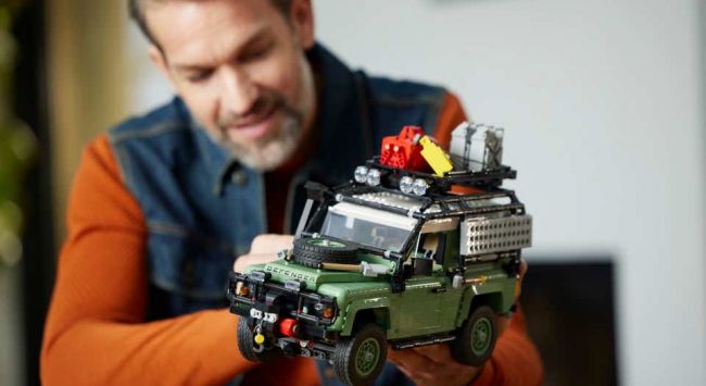 Lego hat einen Land Rover Defender vorgestellt, der das 75-jährige Bestehen des Autoherstellers markieren soll